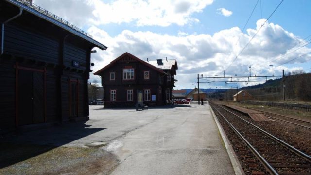 Tog på Gran stasjon (Fotograf: ukjent, Randsfjordmuseene, HF1992/19:16) Bilde av stasjonsområde på Gran stasjon