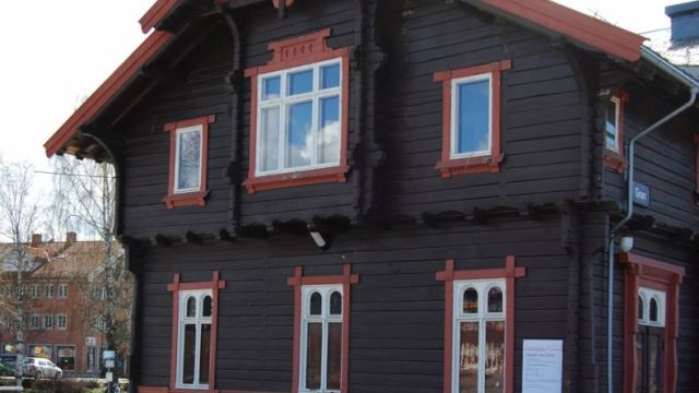 Tog på Gran stasjon (Fotograf: ukjent, Randsfjordmuseene, HF1992/19:16) Bilde av stasjonsbygg på Gran stasjon