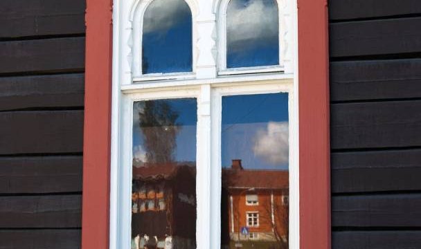 Tog på Gran stasjon (Fotograf: ukjent, Randsfjordmuseene, HF1992/19:16) Bilde med detalj vindu på stasjonsbygning på Gran stasjon