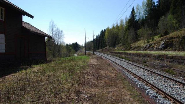 Hågår stasjon (Fotograf: Solfrid Myhre, (c) Arkivnett Oppland) Bilde av togspor ved Hågår stasjon
