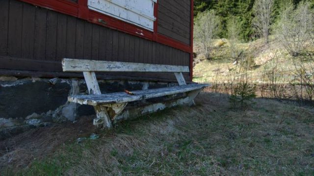 Hågår stasjon (Fotograf: Solfrid Myhre, (c) Arkivnett Oppland) Bilde av sliten benk ved Hågår stasjon