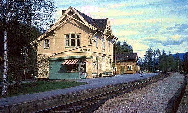 Harpefoss stasjon 1962 (bildet er lånt fra Harpefoss facebookside / Foto: Tor J. Haug, Hamar) Bilde av Harpefoss stasjon i 1962