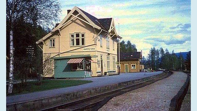 Harpefoss stasjon 1962 (bildet er lånt fra Harpefoss facebookside / Foto: Tor J. Haug, Hamar) Bilde av Harpefoss stasjon i 1962