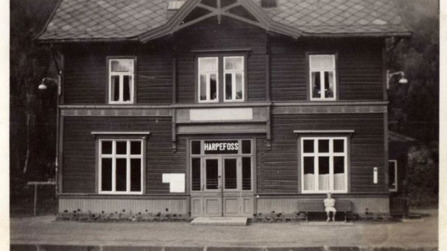 Harpefoss stasjon (bildet er lånt fra Harpefoss facebookside). Bilde av Harpefoss stasjon