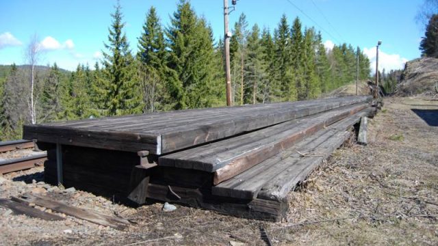 Plattformen på Hennung stasjon (Fotograf: Solfrid Myhre, (c) Arkivnett Oppland) Bilde av plattform på Hennung stasjon