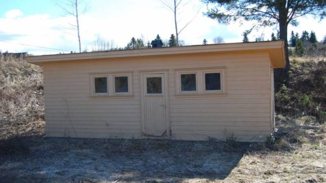 Uthus på Hennung stasjon (Fotograf: Solfrid Myhre, (c) Arkivnett Oppland) Bilde uthus Hennung stasjon