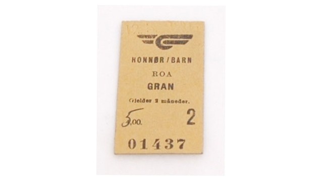 Edmonsonsk billett fra Gjøvikbanen (Randsfjordmuseene, HF-07703) Bilde av togbillett