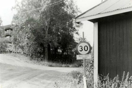 Veikryss med varselskilt på Kalvsjø, Lunner (Fotograf: Å.A. Lange, (c)Randsfjordmuseene, HF756/58) Veikryss med varselskilt på Kalvsjø, Lunner