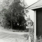 Veikryss med varselskilt på Kalvsjø, Lunner (Fotograf: Å.A. Lange, (c)Randsfjordmuseene, HF756/58) Veikryss med varselskilt på Kalvsjø, Lunner