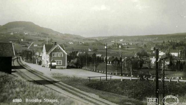 Brandbu stasjon (Fotograf: ukjent, (c)Randsfjordmuseene, HF1988/18:21) Bilde av Brandbu stasjon