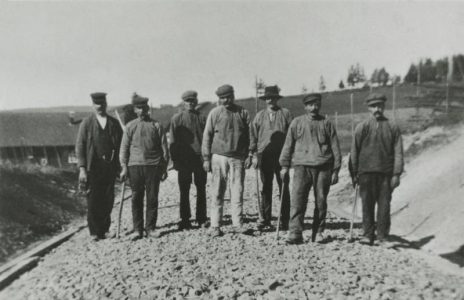 Veiarbeidere i Sløvika, Jevnaker (Fotograf:ukjent, HF1994/28:2) VeihistorieVeiarbeidere i Sløvika, Jevnaker