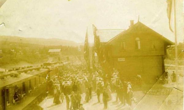 Jaren stasjon (Fotograf: ukjent,(c) Randsfjordmuseene, HF1997/1:10) Gammelt bilde av folkehav på Jaren stasjon