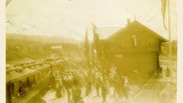 Jaren stasjon (Fotograf: ukjent,(c) Randsfjordmuseene, HF1997/1:10) Gammelt bilde av folkehav på Jaren stasjon