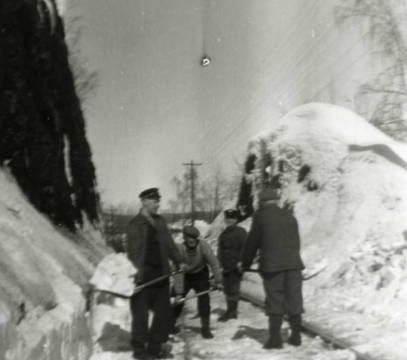 Snømåking ved Harestua (Fotograf: ukjent, (c) Randsfjordmuseene, HF1998_5_1) Bilde av snømåking Harestua stasjon
