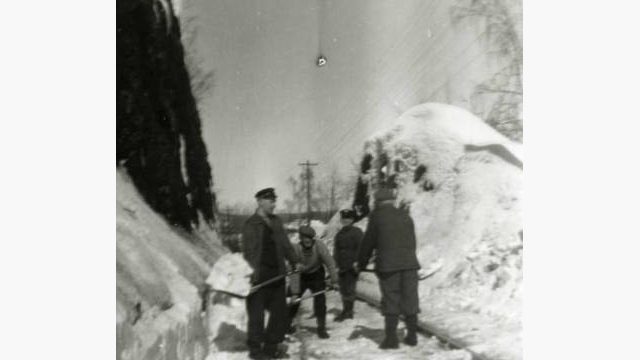 Snømåking ved Harestua (Fotograf: ukjent, (c) Randsfjordmuseene, HF1998_5_1) Bilde av snømåking Harestua stasjon