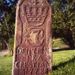 Milestein ved Kinge, Jevnaker (Fotograf: Kari Hensrud, (c)Randsfjordmuseene, HF2001/18:23) Milestein ved Kinge, Jevnaker