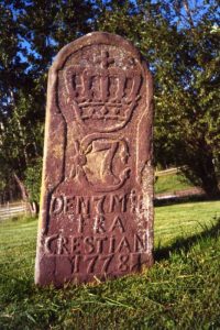 Milestein ved Kinge, Jevnaker (Fotograf: Kari Hensrud, (c)Randsfjordmuseene, HF2001/18:23) Milestein ved Kinge, Jevnaker