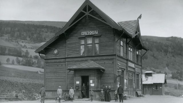 Hundorp stasjon 1898 (Fotograf: H.H.Lie/HHL-4331 – © Maihaugen) Bilde av Hundorp stasjon 1989