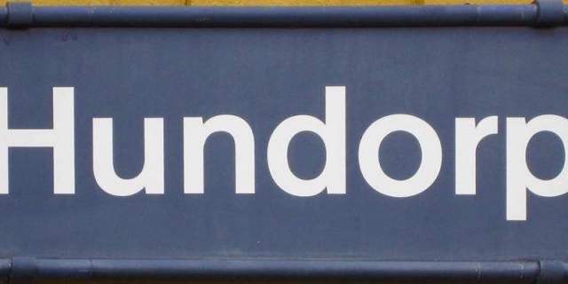 Stasjonsskiltet til Hundorp jernbanestasjon i NSB´s blåfarge. (Fotograf: Dagmar Buen © Fylkesarkivet i Oppland) Bilde av navneskilt Hundorp stasjon