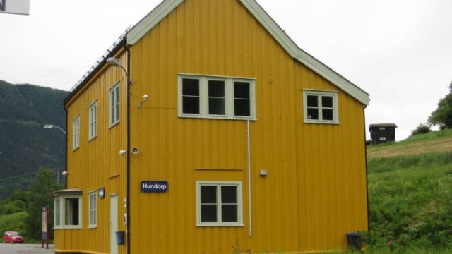 Hundorp jernbanestasjon sett fra sør. (Fotograf: Dagmar Buen © Fylkesarkivet i Oppland) Bilde av Hundorp stasjonsbygg