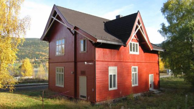 Losna stasjon. Baksiden av stasjonsbygningen sett fra veien. (Fotograf: Dagmar Buen © Fylkesarkivet i Oppland). Bilde av baksiden av stasjonsbygningen