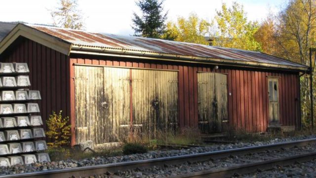 Losna stasjon, lagerbygningen. (Fotograf: Dagmar Buen © Fylkesarkivet i Oppland). Bilde av lagerbygningen ved Losna stasjon