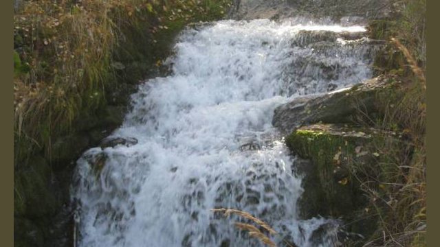Losna stasjon. Bekken sør for stasjonen som er steinsatt som et kaskadeanlegg. (Fotograf: Dagmar Buen © Fylkesarkivet i Oppland). Bilde av bekken sør for Losna stasjon