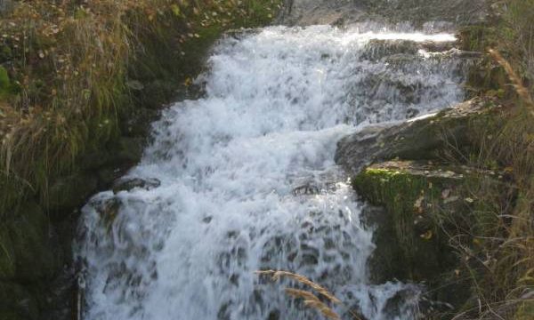Losna stasjon. Bekken sør for stasjonen som er steinsatt som et kaskadeanlegg. (Fotograf: Dagmar Buen © Fylkesarkivet i Oppland). Bilde av bekken sør for Losna stasjon