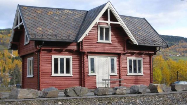 Øyer jernbanestasjon, godshuset. (Fotograf: Dagmar Buen © Fylkesarkivet i Oppland). Bilde godshuset Øyer stasjon