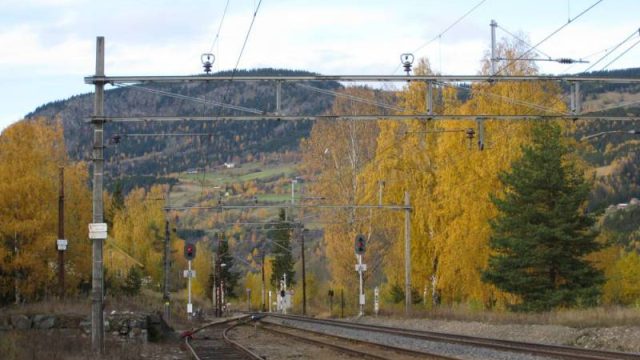 Øyer stasjon (Fotograf: Dagmar Buen © Fylkesarkivet i Oppland). Bilde toglinja Øyer stasjon