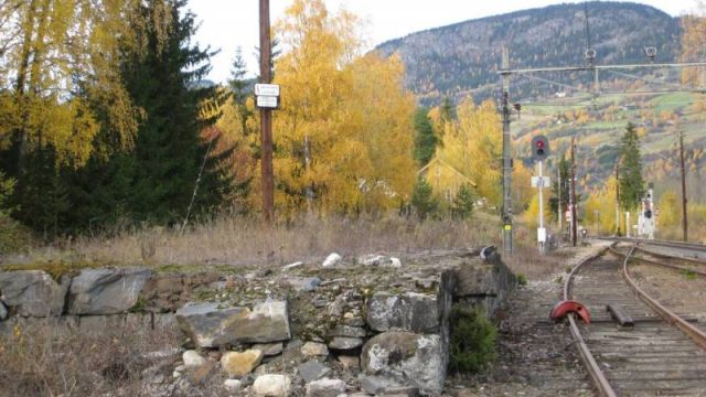Øyer stasjonØyer jernbanestasjon. Rester etter lasterampa. (Fotograf: Dagmar Buen © Fylkesarkivet i Oppland) Bilde rester lasterampe Øyer stasjon