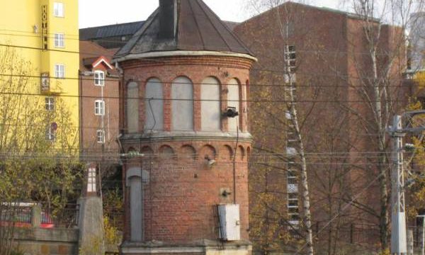 Lillehammer stasjon, vanntårnet (Fotograf: Dagmar Buen © Fylkesarkivet i Oppland) Bilde vanntårnet Lillehammer stasjon