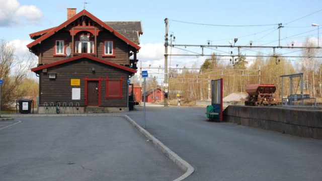 Jaren stasjon (Fotograf: Solfrid Myhre,(c)Arkivnett Oppland) Bilde av stasjonsområde på Jaren stasjon