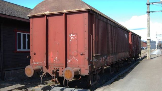 Vogn på Jaren stasjon (Fotograf: Solfrid Myhre,(c)Arkivnett Oppland) Bilde av godsvogn på Jaren stasjon