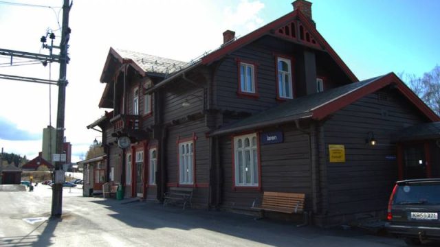 Jaren stasjon (Fotograf: Solfrid Myhre,(c)Arkivnett Oppland) Bilde av stasjonsbygg på Jaren stasjon