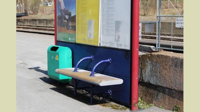 Et moderne stasjonselement i det gamle stasjonsmiljøet på Jaren stasjon (Fotograf: Solfrid Myhre,(c)Arkivnett Oppland) Bilde av moderne stasjonselement med benk på Jaren stasjon