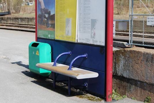 Et moderne stasjonselement i det gamle stasjonsmiljøet på Jaren stasjon (Fotograf: Solfrid Myhre,(c)Arkivnett Oppland) Bilde av moderne stasjonselement med benk på Jaren stasjon