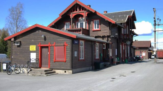 Jaren stasjon (Fotograf: Solfrid Myhre,(c)Arkivnett Oppland) Bilde av stasjonsbygg på Jaren stasjon