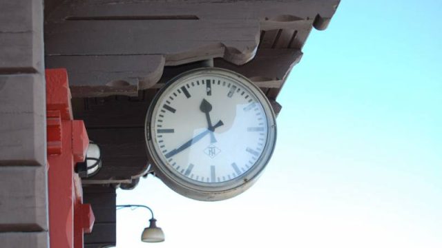 Stasjonsklokka på Jaren stasjon (Fotograf: Solfrid Myhre,(c)Arkivnett Oppland) Bilde av stasjonsklokka på Jaren stasjon