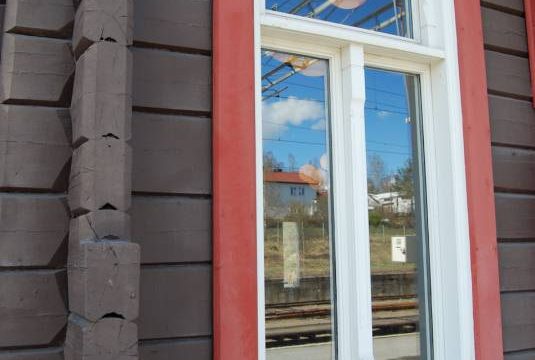 Detalj av vindu på Jaren stasjon (Fotograf: Solfrid Myhre,(c)Arkivnett Oppland) Bilde av detaljer på vindu på Jaren stasjon