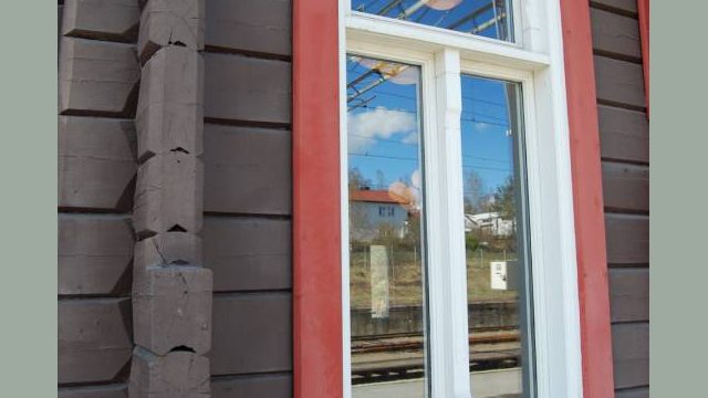 Detalj av vindu på Jaren stasjon (Fotograf: Solfrid Myhre,(c)Arkivnett Oppland) Bilde av detaljer på vindu på Jaren stasjon