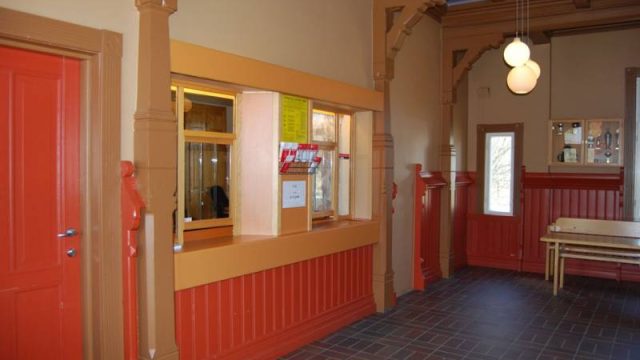 Billettsalg og venterom på Jaren stasjon (Fotograf: Solfrid Myhre,(c)Arkivnett Oppland) Bilde av billettsalg og venterom på Jaren stasjon