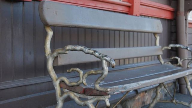 Benk på Jaren stasjon (Fotograf: Solfrid Myhre,(c)Arkivnett Oppland) Bilde av gammel benk på Jaren stasjon