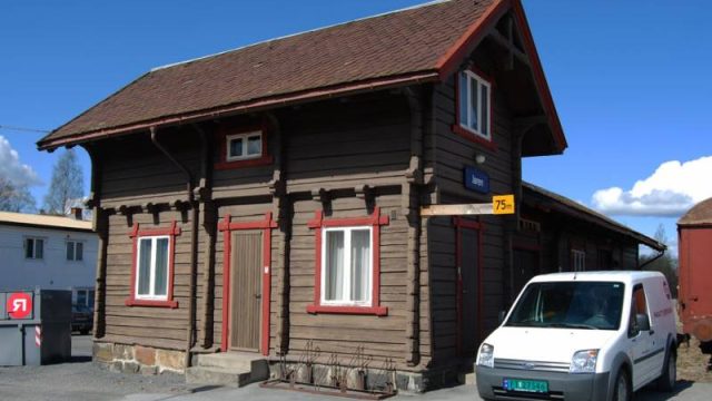 Uthuset på Jaren stasjon (Fotograf: Solfrid Myhre,(c)Arkivnett Oppland) Bilde av uthus på Jaren stasjon