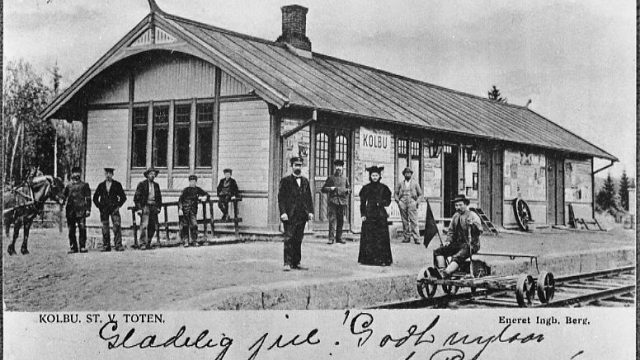 Kolbu stasjon ca 1904 (Fotograf: I. Berg (c)Mjøsmuseet, R83/44/8) Bilde av Kolbu stasjon omkring 1904