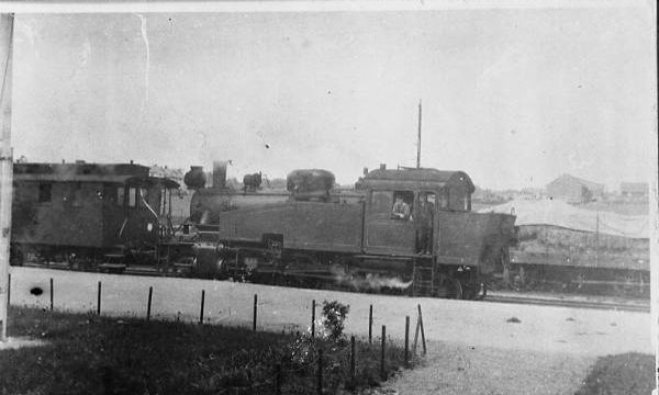 Damplok på Kraby stasjon (Fotograf: Berg?, (c) Mjøsmuseet, R86/71/2) Bilde av damplokomotiv på Kraby stasjon