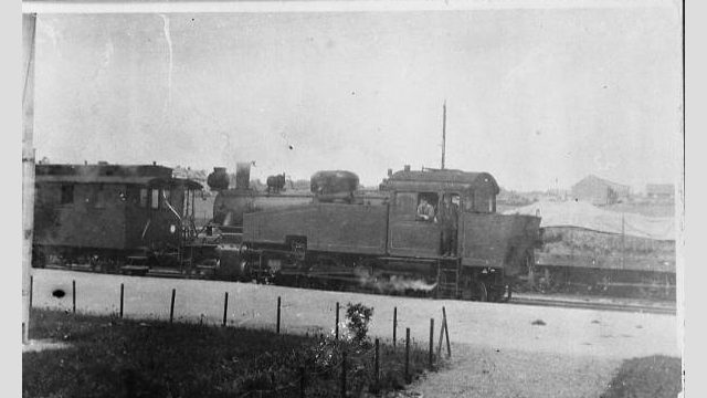 Damplok på Kraby stasjon (Fotograf: Berg?, (c) Mjøsmuseet, R86/71/2) Bilde av damplokomotiv på Kraby stasjon