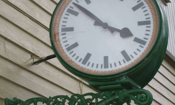 Stasjonsklokka ved Kvam stasjon. (Fotograf: Dagmar Buen © Fylkesarkivet i Oppland) Bilde av stasjonsklokka ved Kvam stasjon