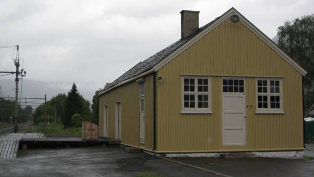 Godshuset ved Kvam stasjon sett fra stasjonsbygningen. (Fotograf: Dagmar Buen © Fylkesarkivet i Oppland) Bilde av godshuset ved Kvam stasjon