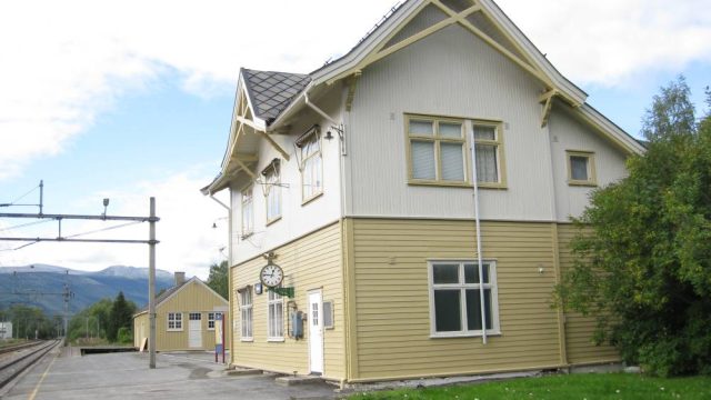 Kvam stasjon (Fotograf: Dagmar Buen © Fylkesarkivet i Oppland) Bilde av Kvam stasjon